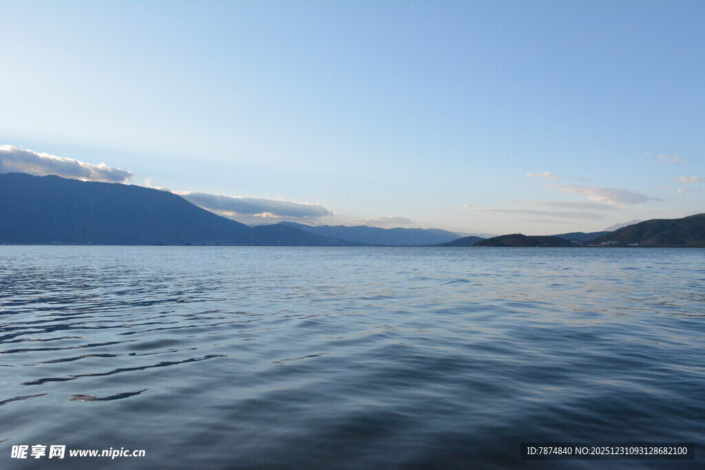 宁静湖面与远处山峦景色