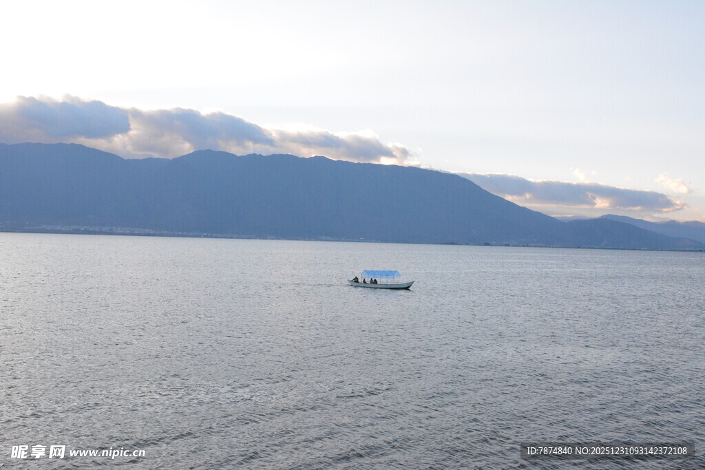 海上孤舟 远山相伴