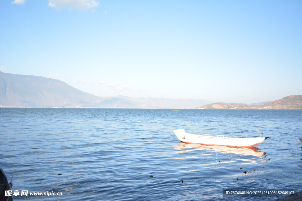 宁静湖面的孤独小船
