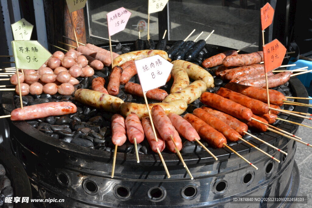 多样烤串摆满烤架