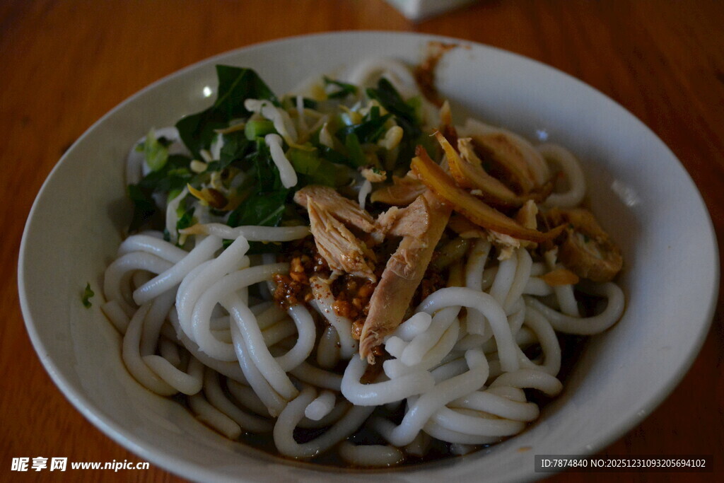 美味鸡丝青菜拌米粉