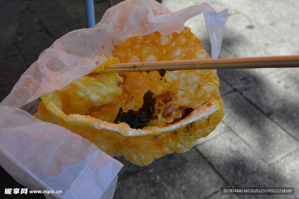 筷子夹起袋中美味食物