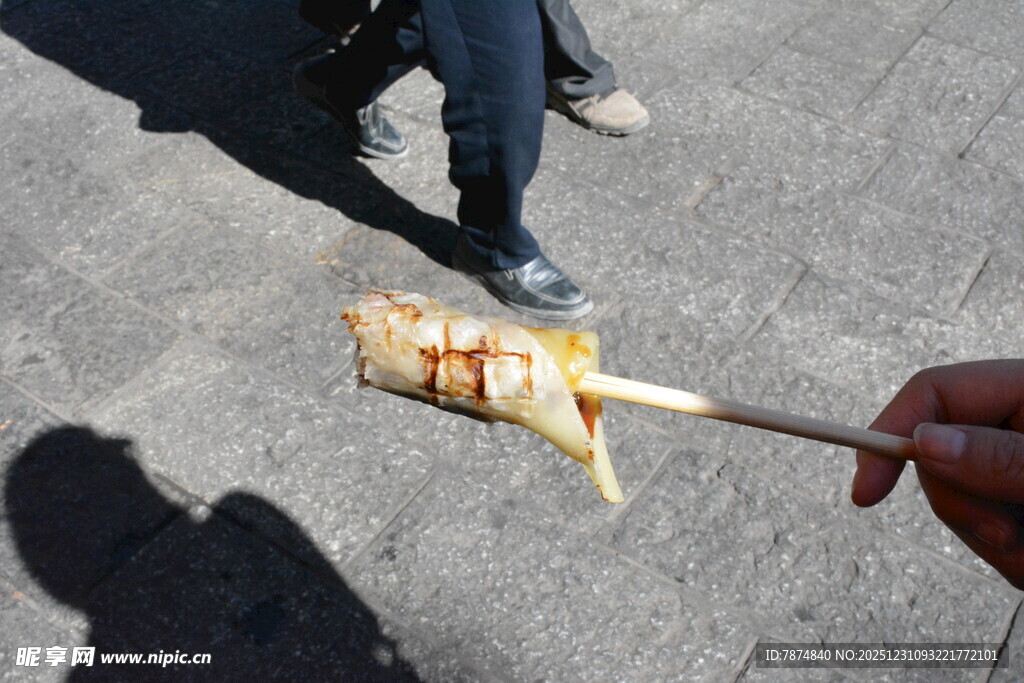 手持美味烤肉串特写