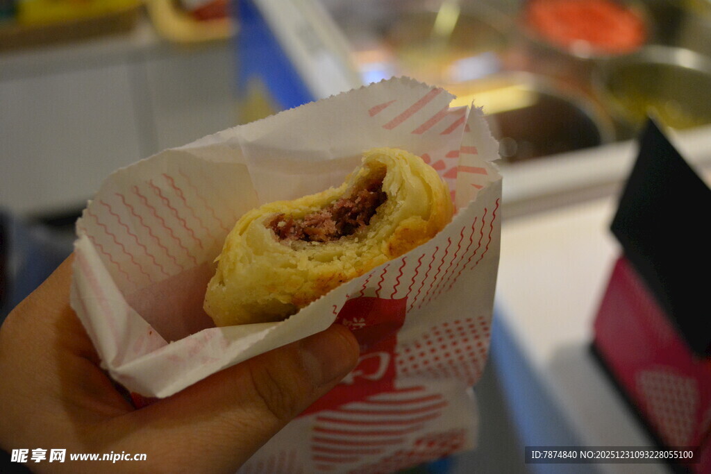 手拿美味炸物小吃