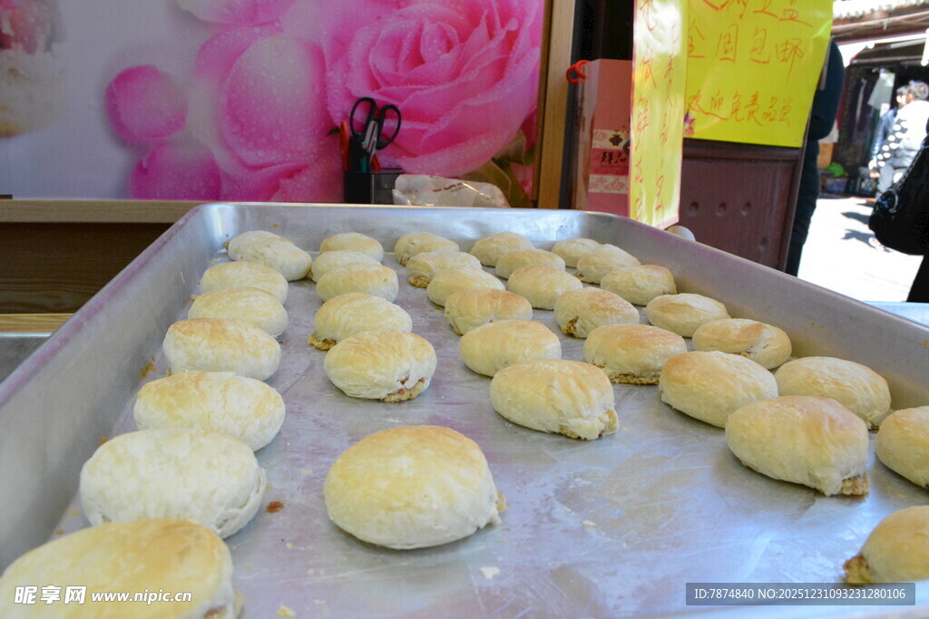 烤盘上的美味烘焙小点心