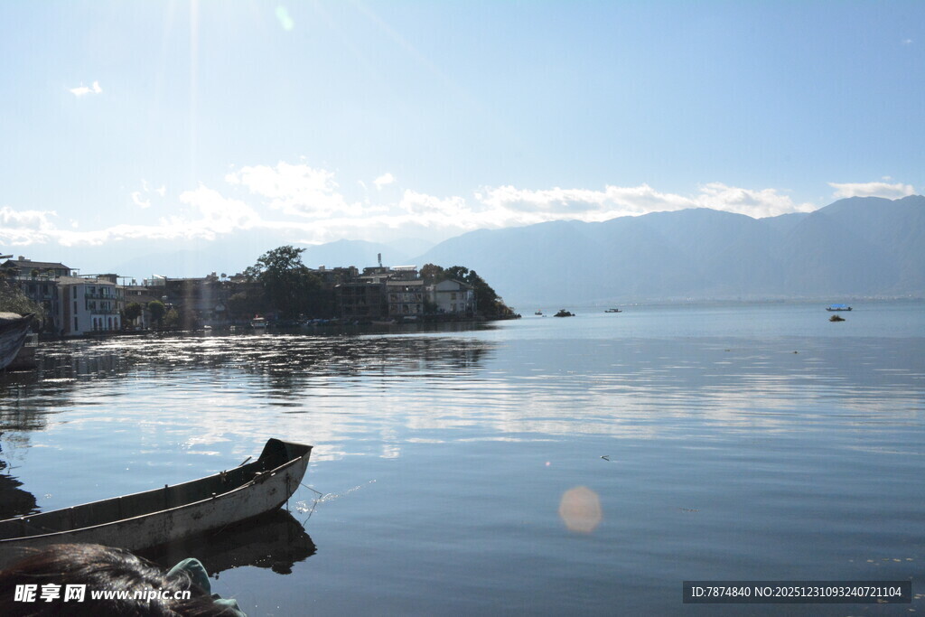 宁静湖畔小船静泊