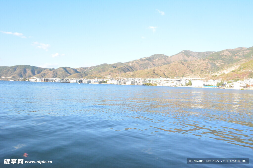 宁静湖畔山水风光