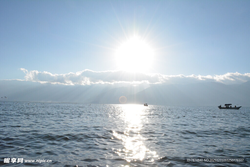 海上日出小船波光美景