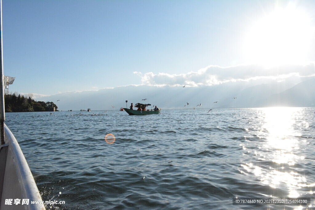 海上行舟 阳光洒向碧波