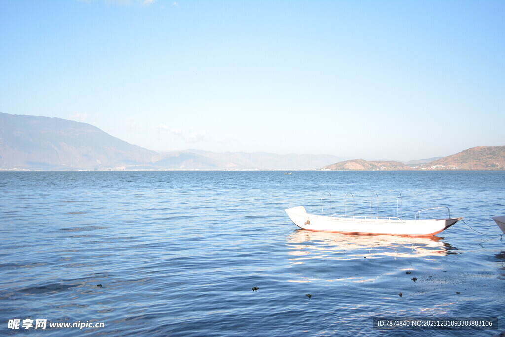 湖面上的孤独小船