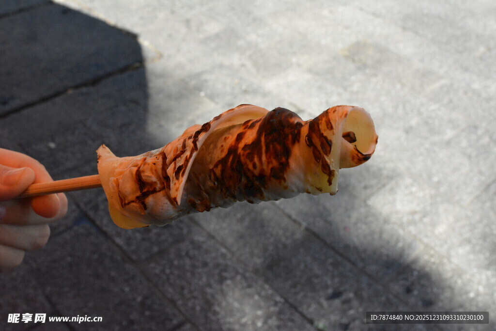 手持美味烤肉串特写