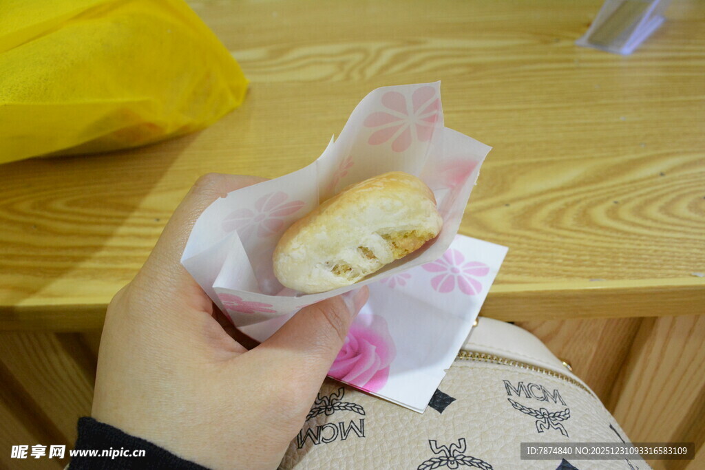 手拿美味糕点特写