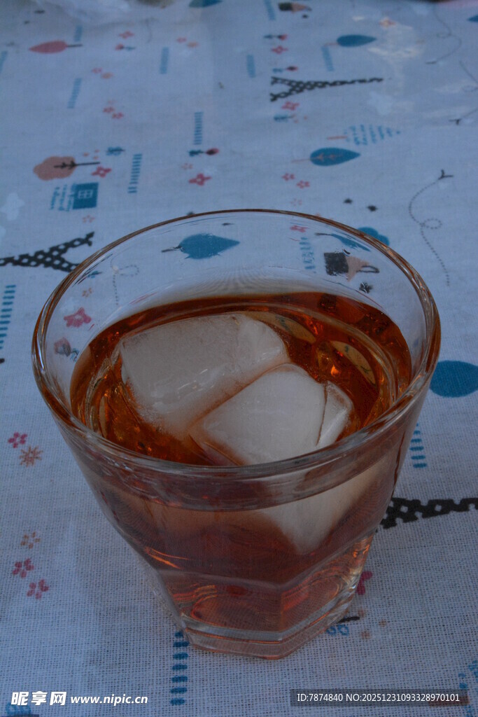 杯中加冰饮品