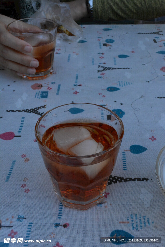桌上的冰饮与手