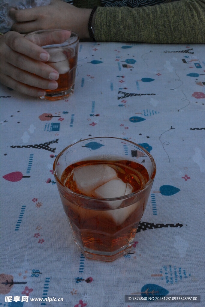 桌上的冰饮与酒杯
