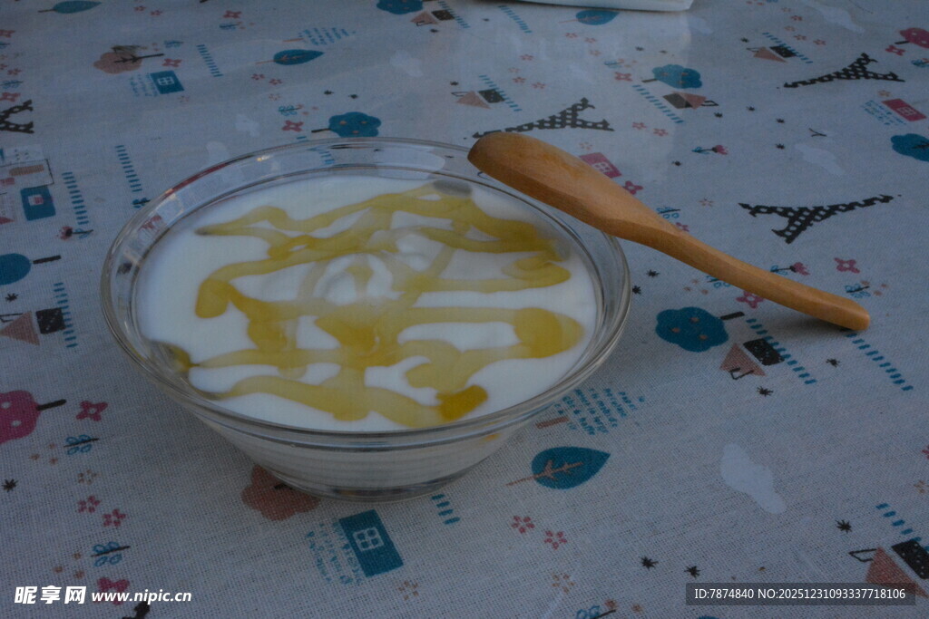 玻璃碗中的蜂蜜酸奶