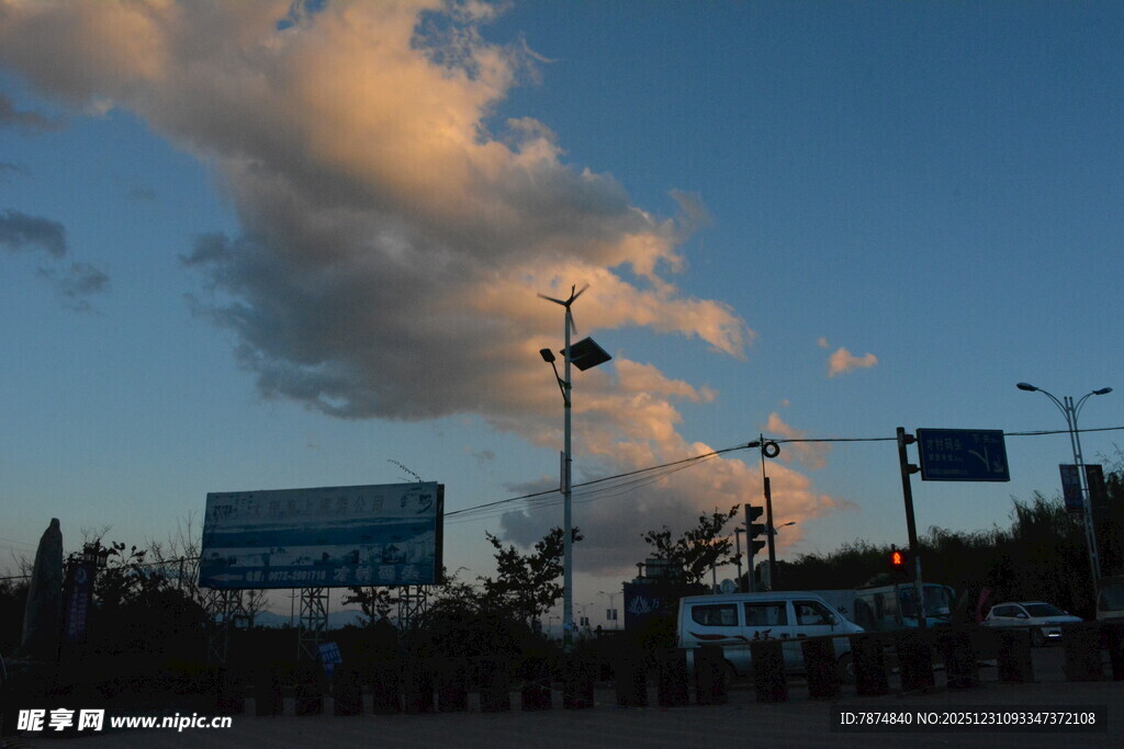 黄昏下的户外广告牌景观