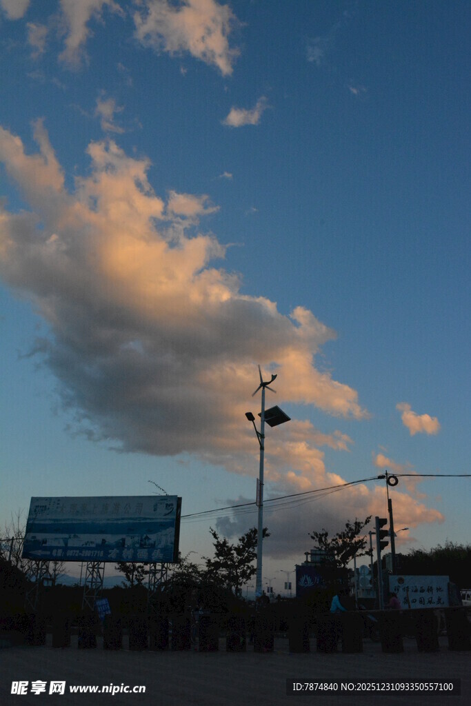 夕阳下的天空与路旁设施