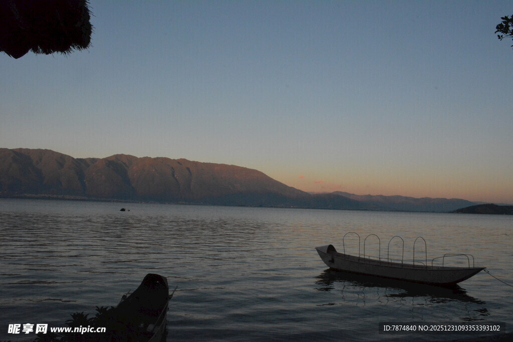 湖畔小船伴黄昏美景