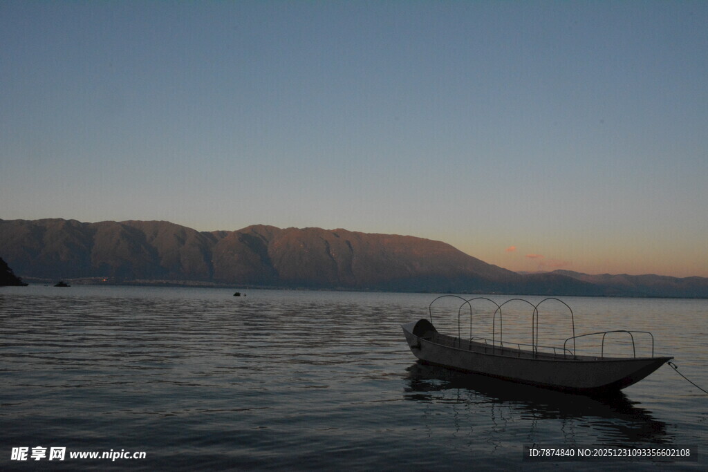 夕阳下湖面的孤舟