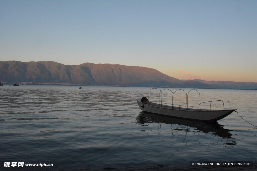孤舟静泊于宁静湖面