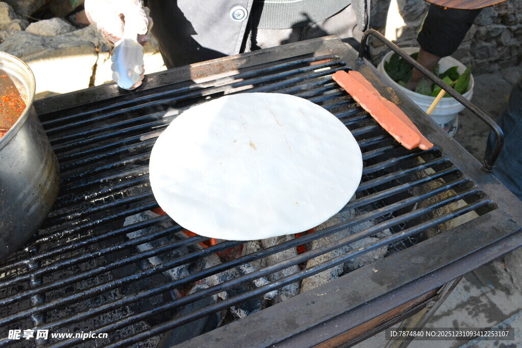 户外烤架上的白色面饼