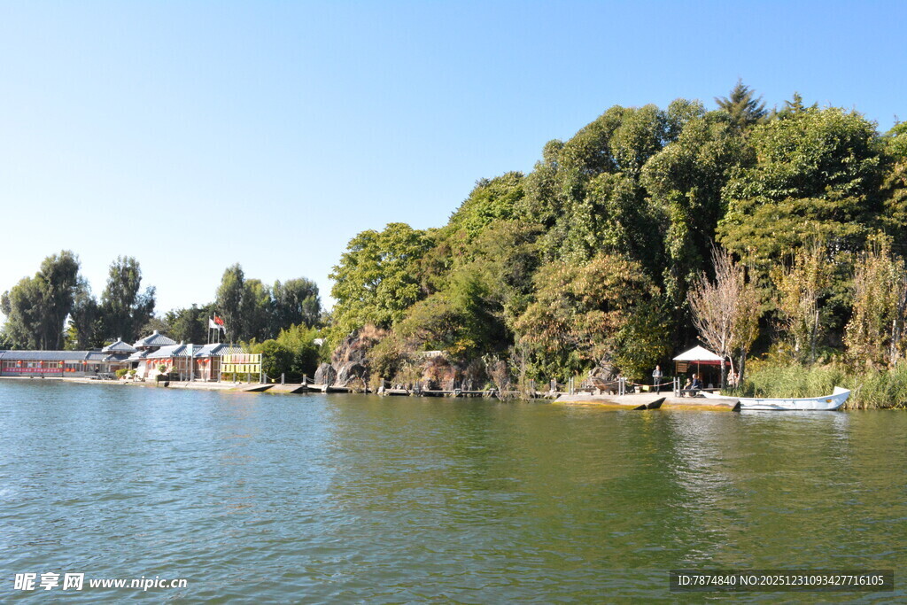 湖畔绿树环绕的宁静风光