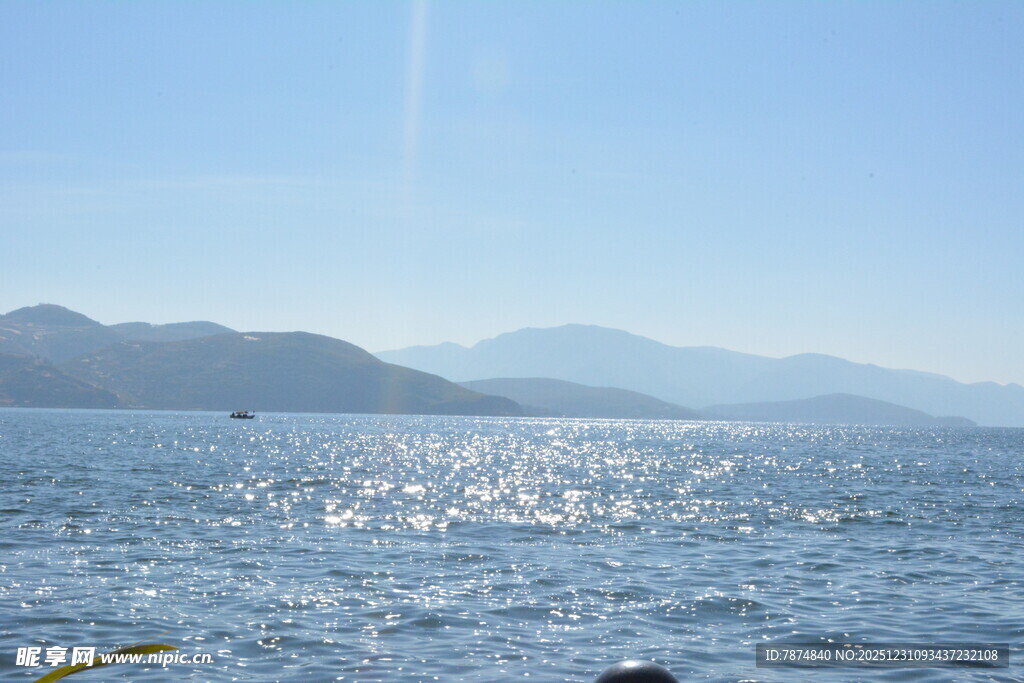 波光粼粼的宁静湖景