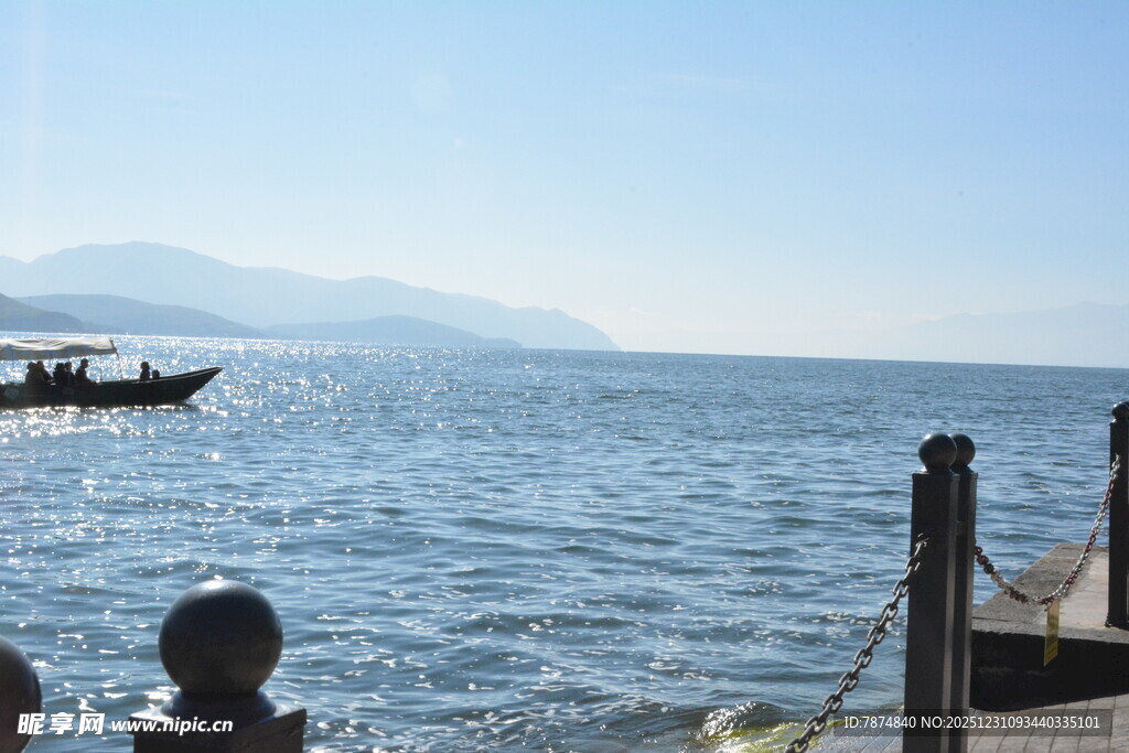 海边码头船只与远处山峦