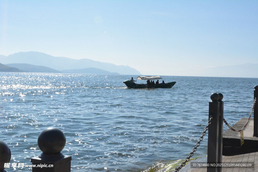 湖畔码头 小船悠游于波光中