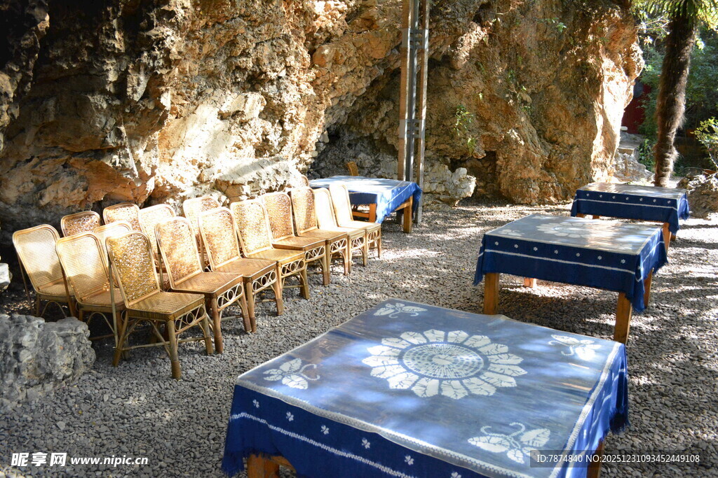 山洞中的酿酒设备与容器