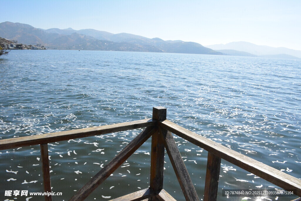 船中视角的辽阔蓝色水域