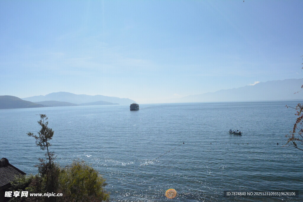 湖畔美景 远山近水入画