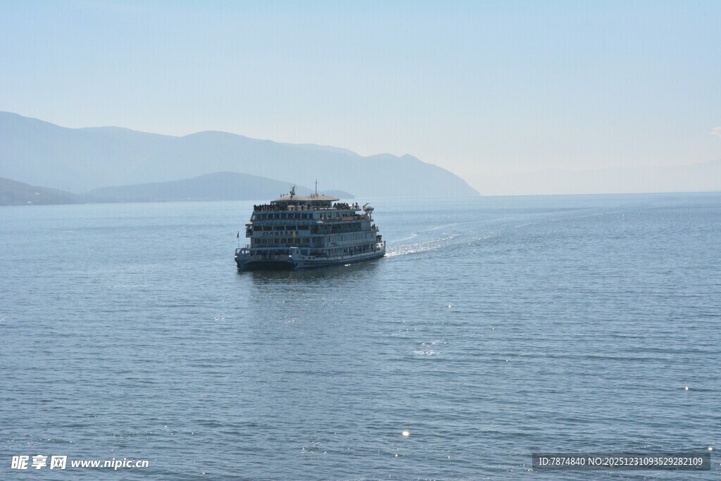 海上游船航行于山水间