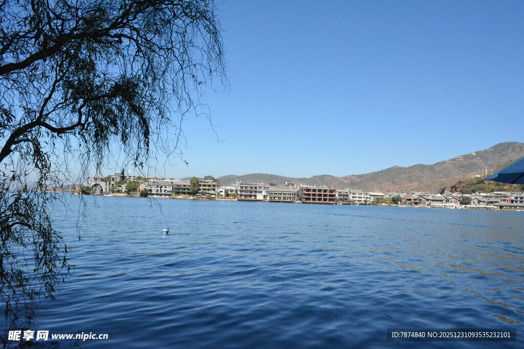 湖畔风光 宁静湖水与远山