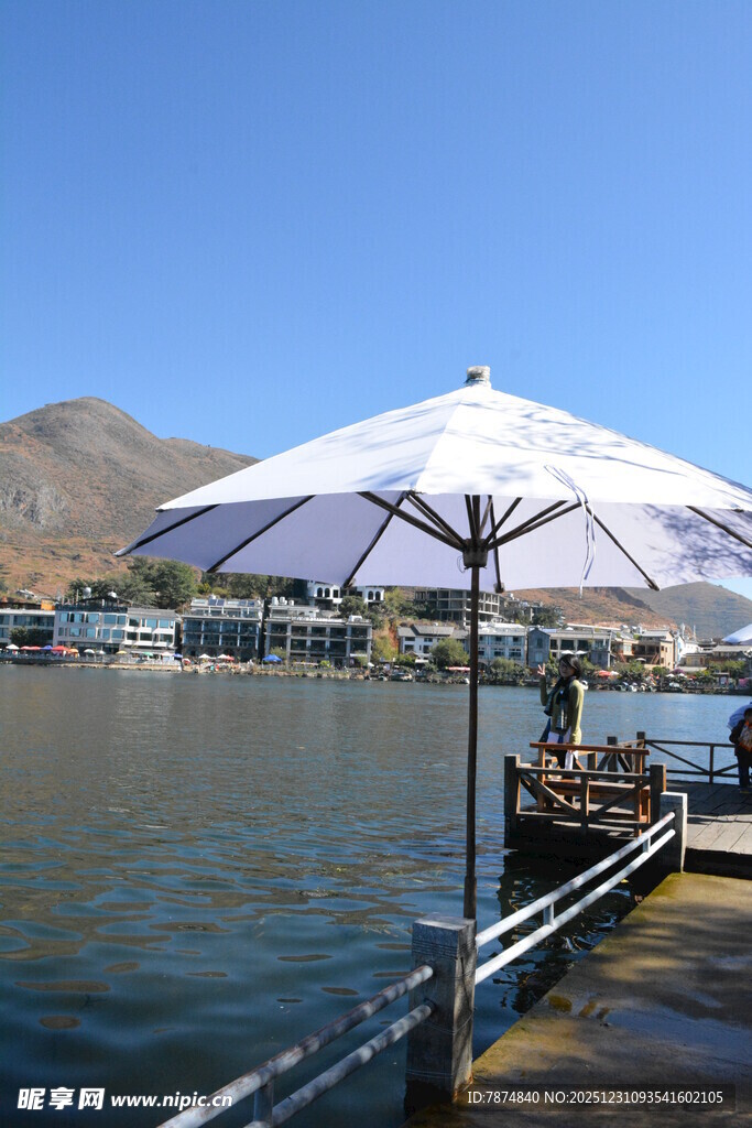 湖畔码头的遮阳伞风景