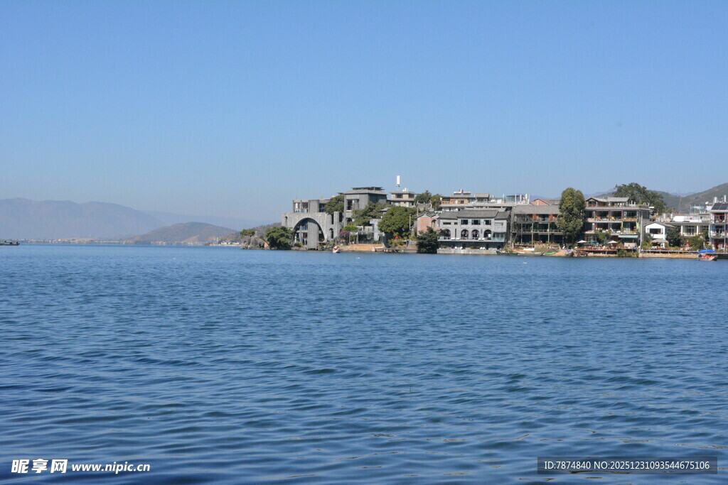 海滨风光 远处建筑依水而立