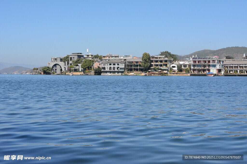 湖畔建筑群 宁静水岸风光