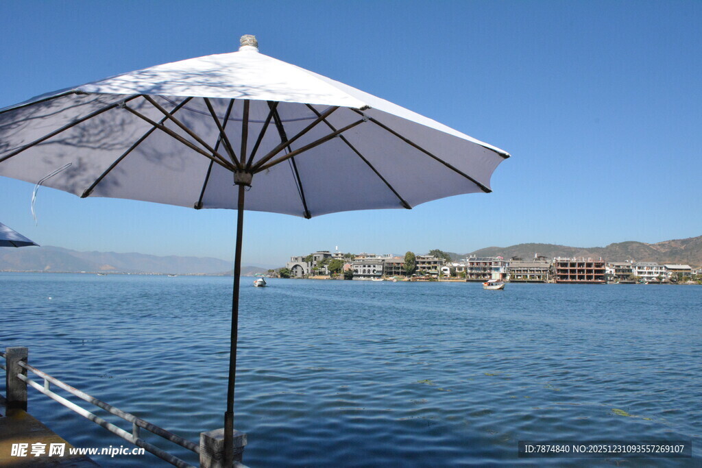 海边遮阳伞下的宁静景致