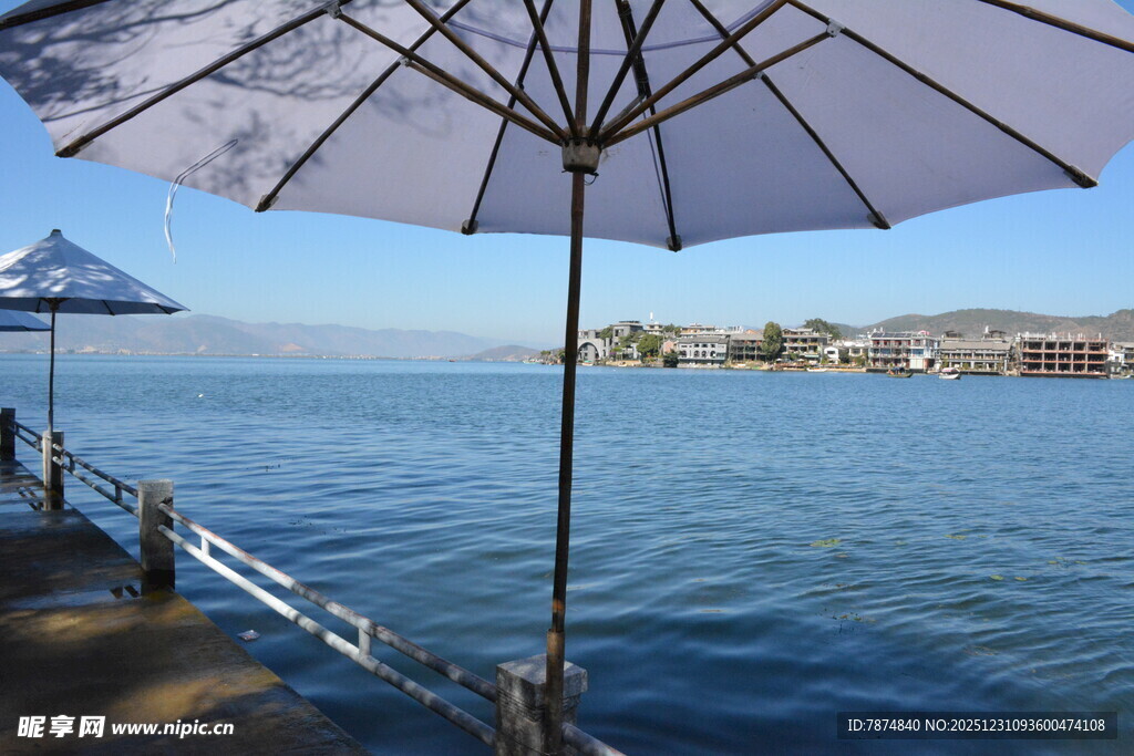 海边码头撑伞观景美景