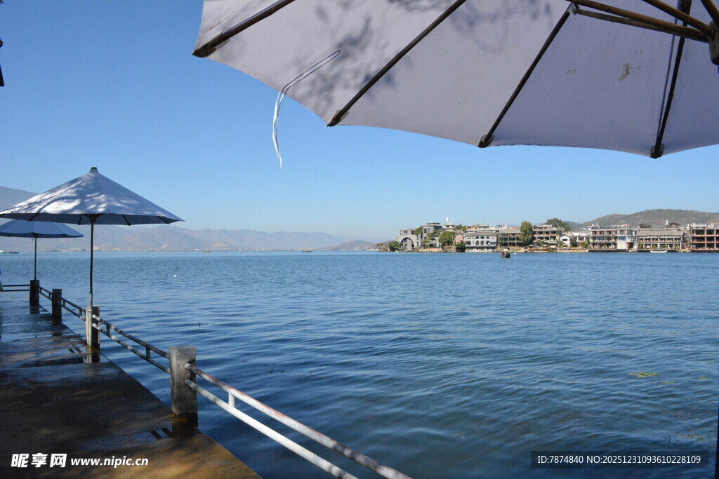 湖畔码头的遮阳伞与水景