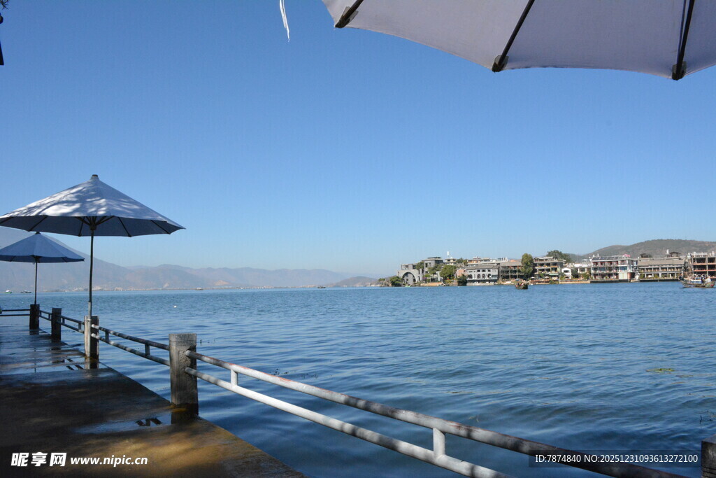 海边码头遮阳伞下的景致