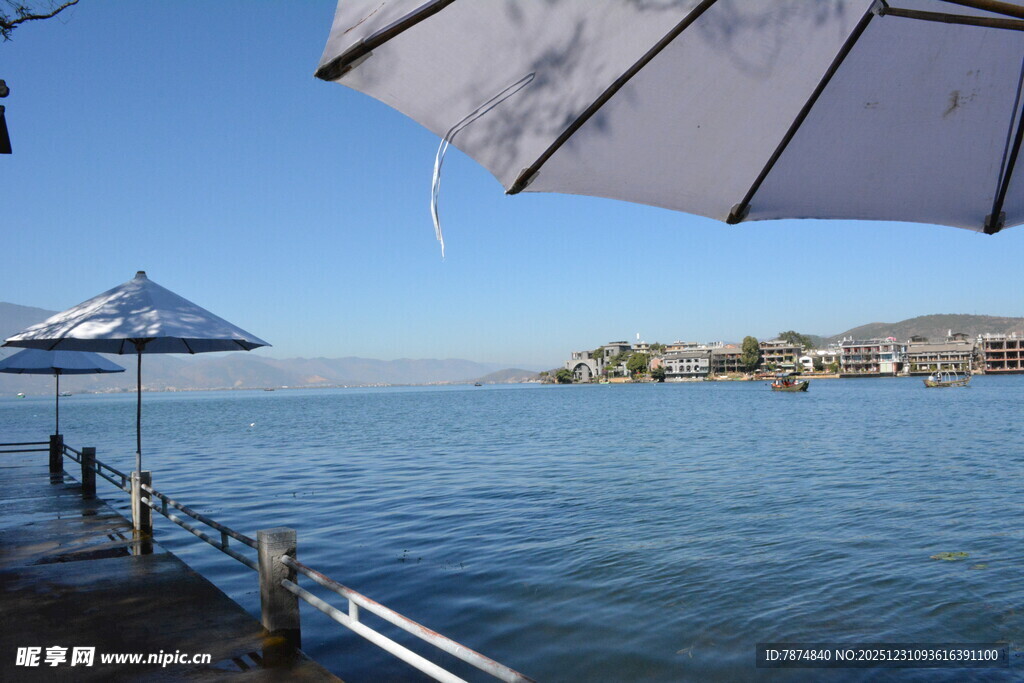 湖畔码头遮阳伞下的景致