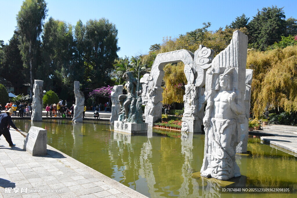 园林水景中的精美石雕景观