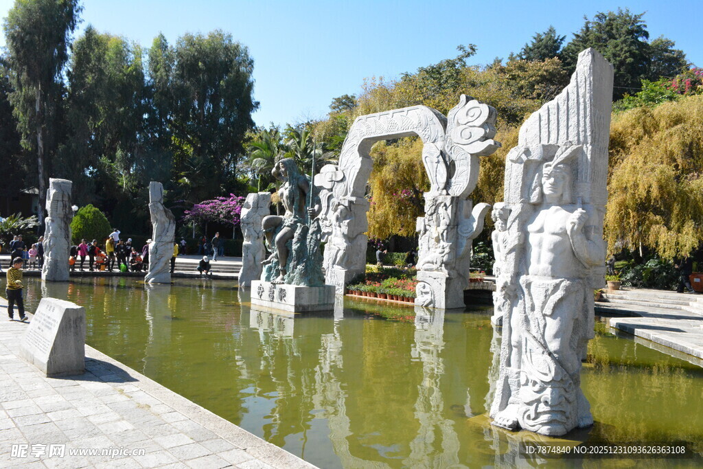 户外水池旁的雕塑景观