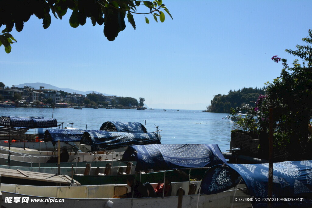 湖畔码头停泊景象