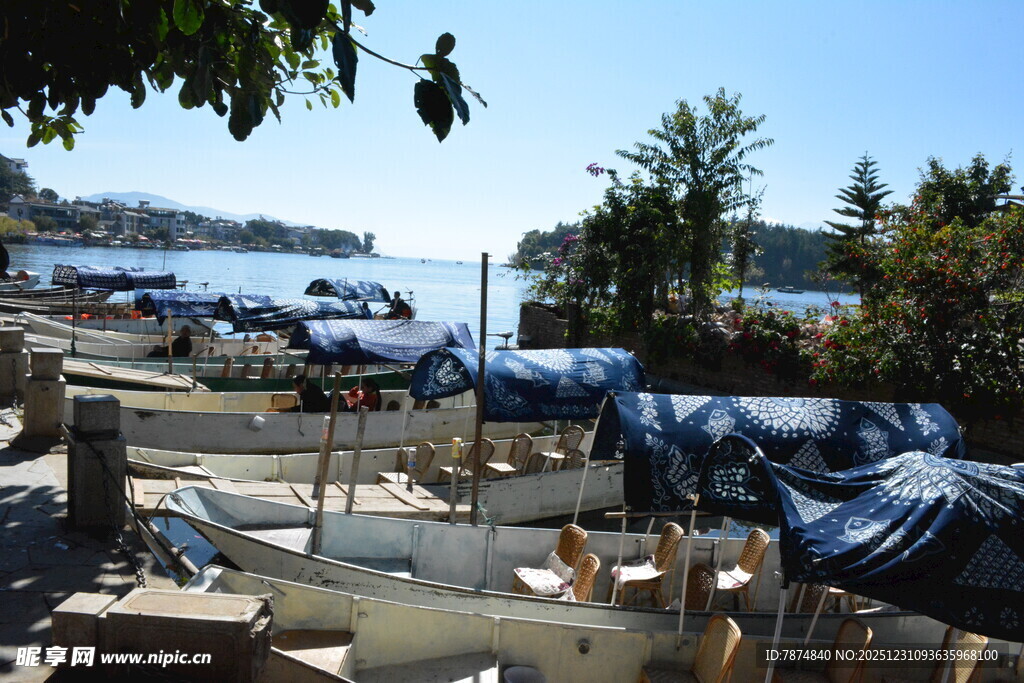 海边堆放的建筑及覆盖物