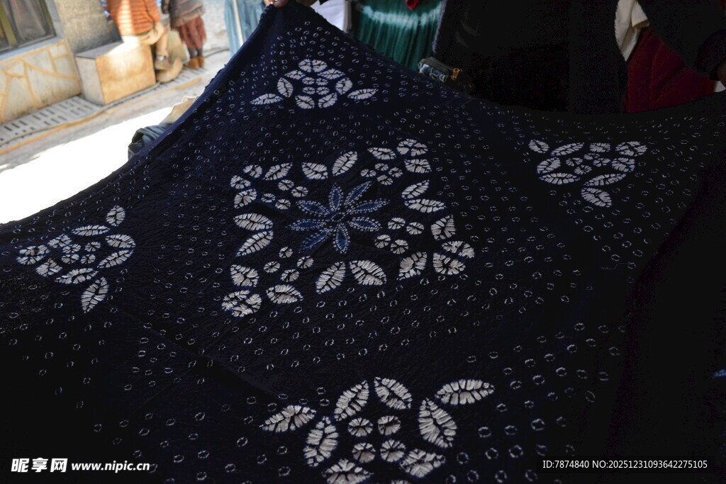 精美刺绣花纹深色织物