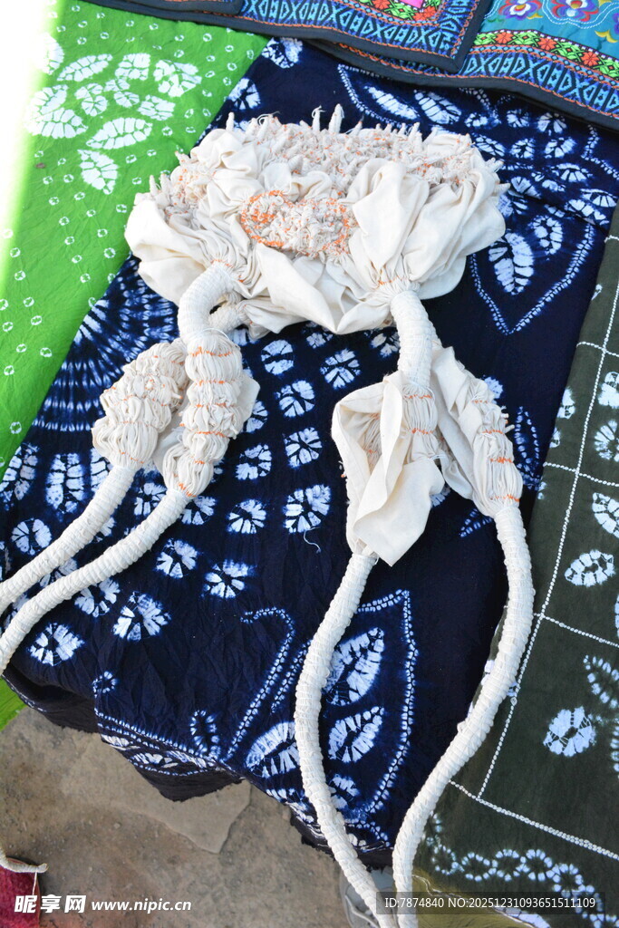 精美手工花朵与多彩织物