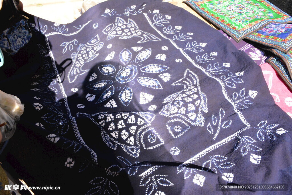 蓝底白花图案布料